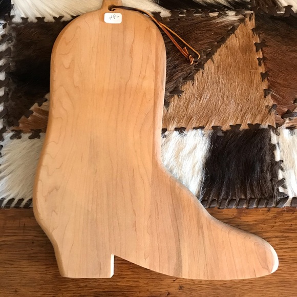 VINTAGE WESTERN WOODEN CUTTING BOARD - Picture 2 of 2